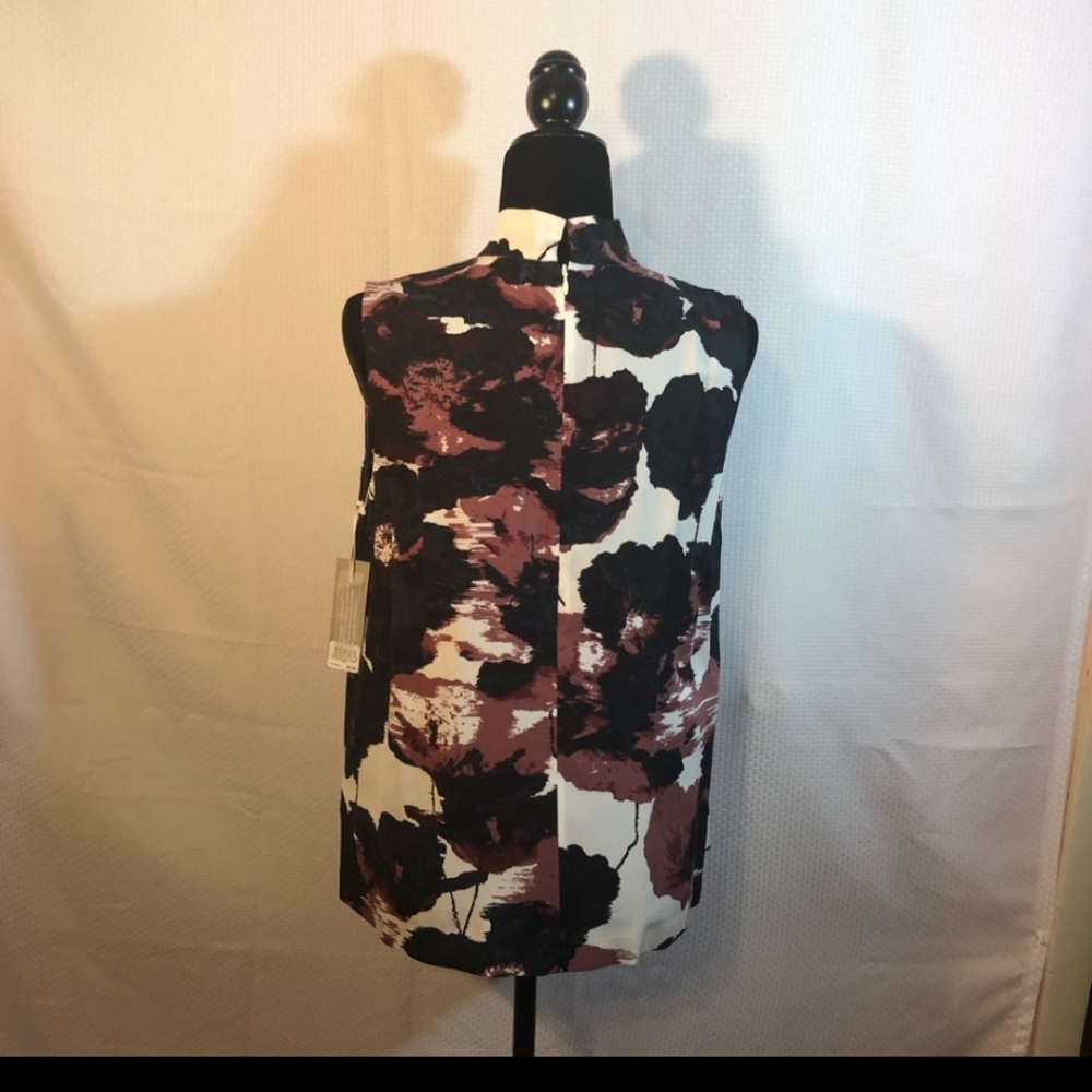 Emerson Rose Beautiful neck interest top.